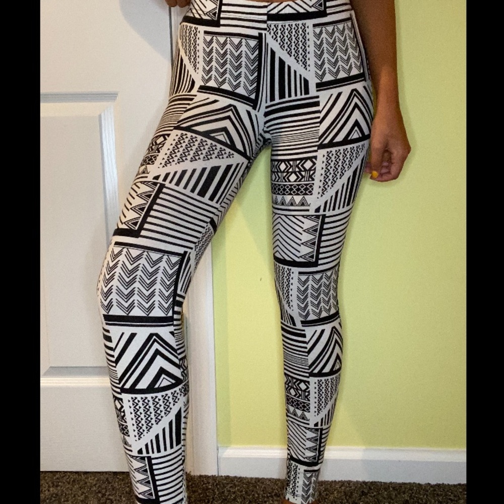 Forever 21 black and white tribal leggings